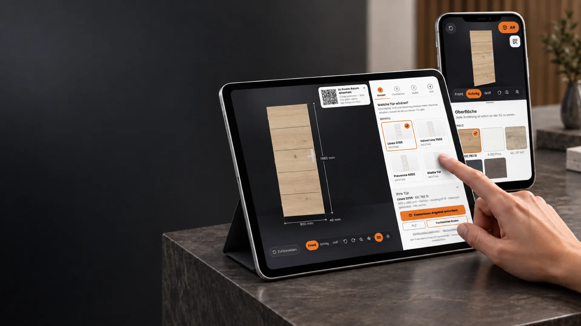 Der Türkonfigurator auf dem Tablet, daneben die Vorschau einer Innentür in Eiche